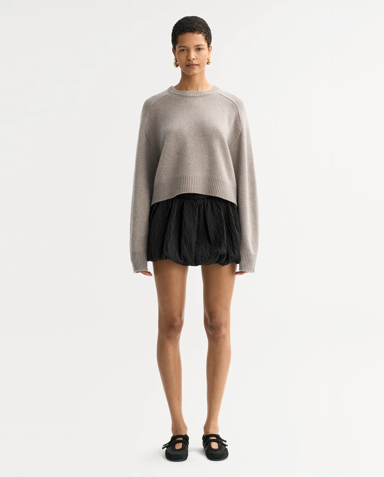 Kaszmirowy sweter crop z przeszyciami