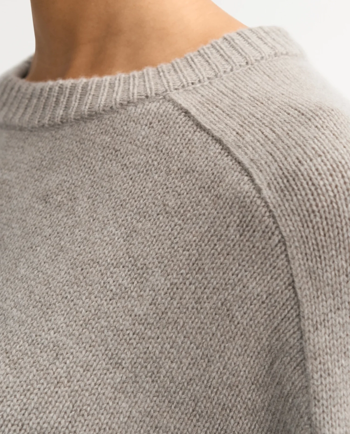 Kaszmirowy sweter crop z przeszyciami - Image #4