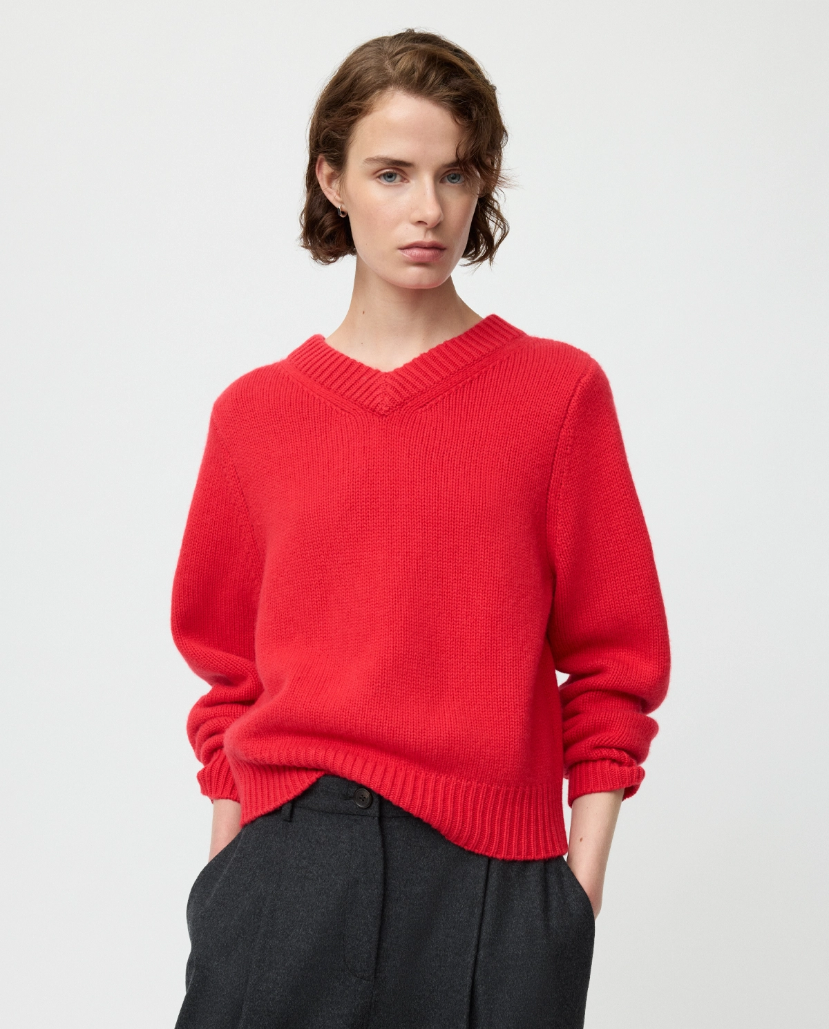 Czerwony sweter z dekoltem w serek - Image #2