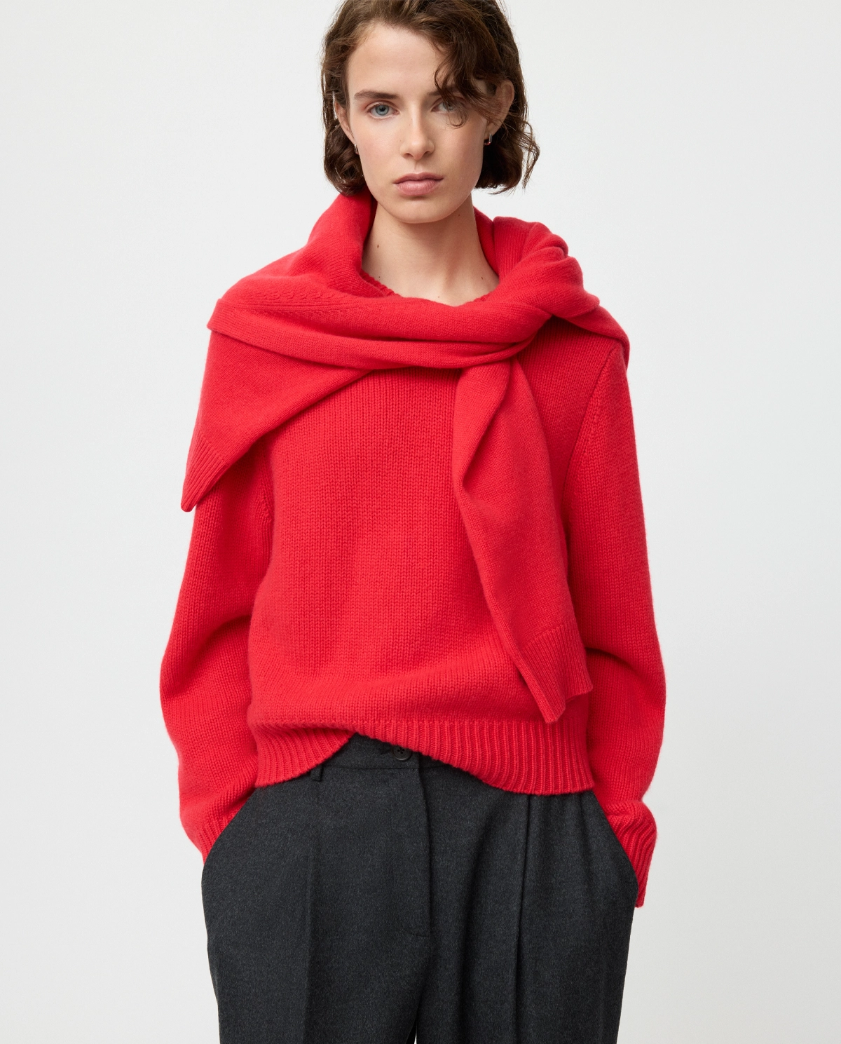 Czerwony sweter z dekoltem w serek - Image #4