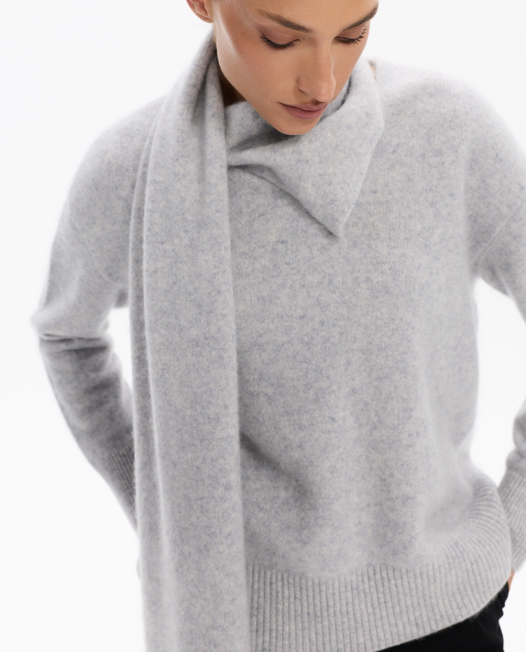 Jasnoszary sweter z wełny merino z szalem - Image #2