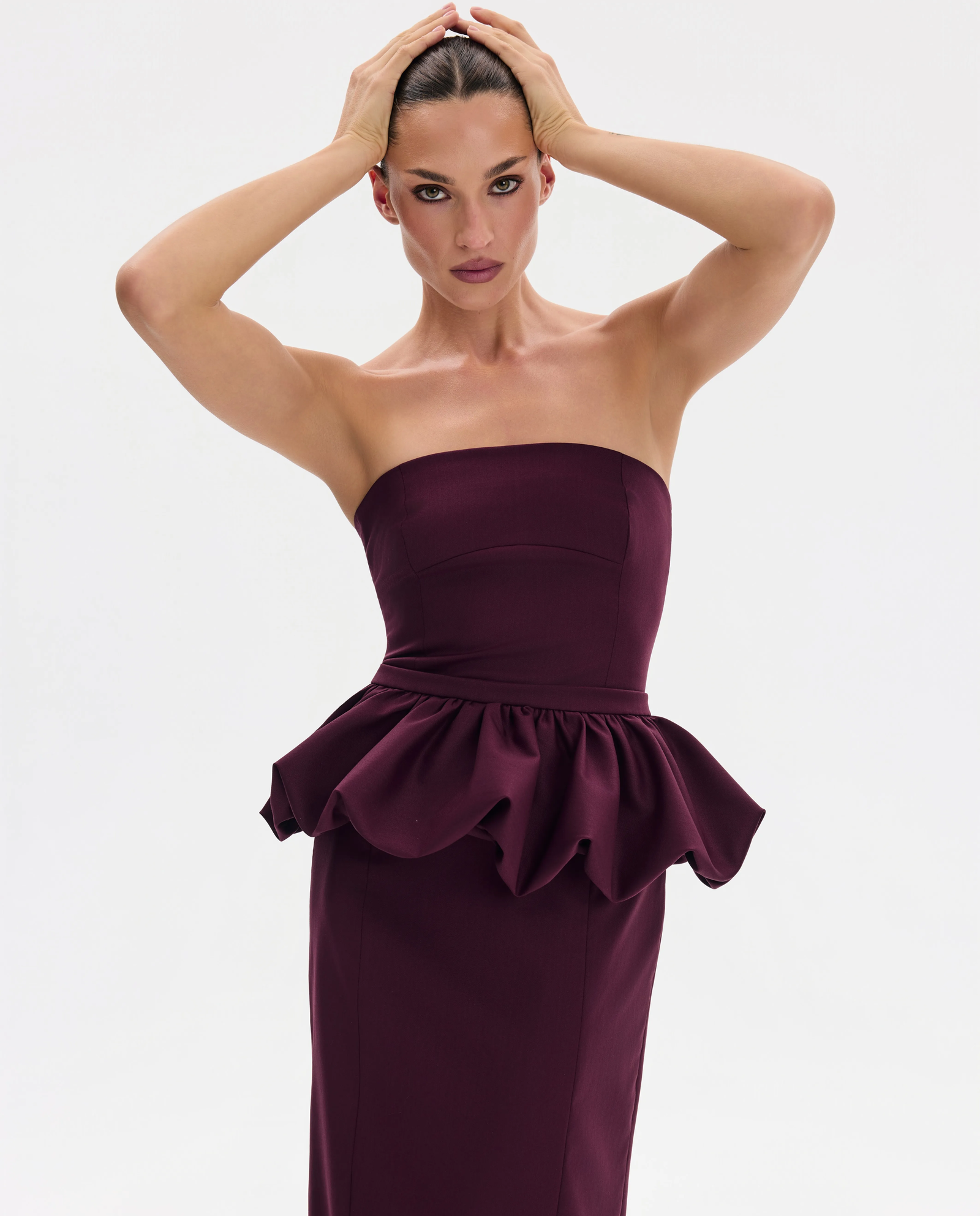 Bordowa sukienka midi z baskinką - Image #2