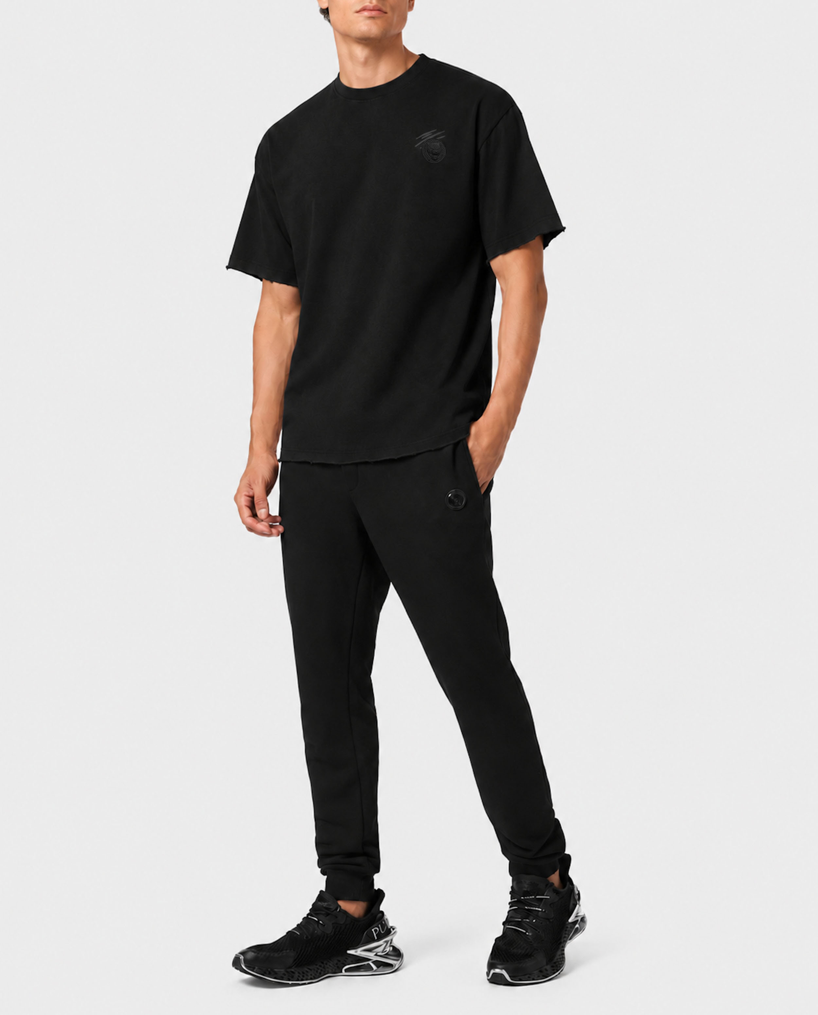 Czarny t-shirt z naszywką - Image #2