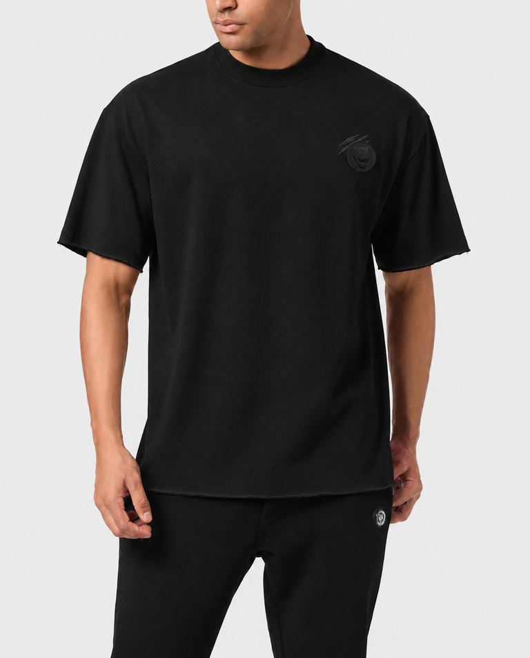 Czarny t-shirt z naszywką
