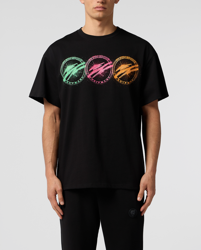 Czarny t-shirt z kolorowym nadrukiem